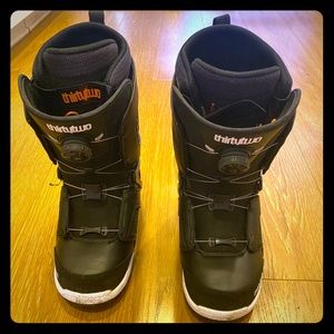 Black 32 snowboard boots